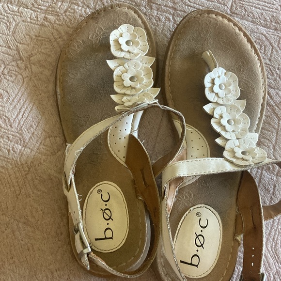 BOC Born Comfort Sandals White Flower Buckle Slingback Flops Thongs size 9 - Picture 7 of 9